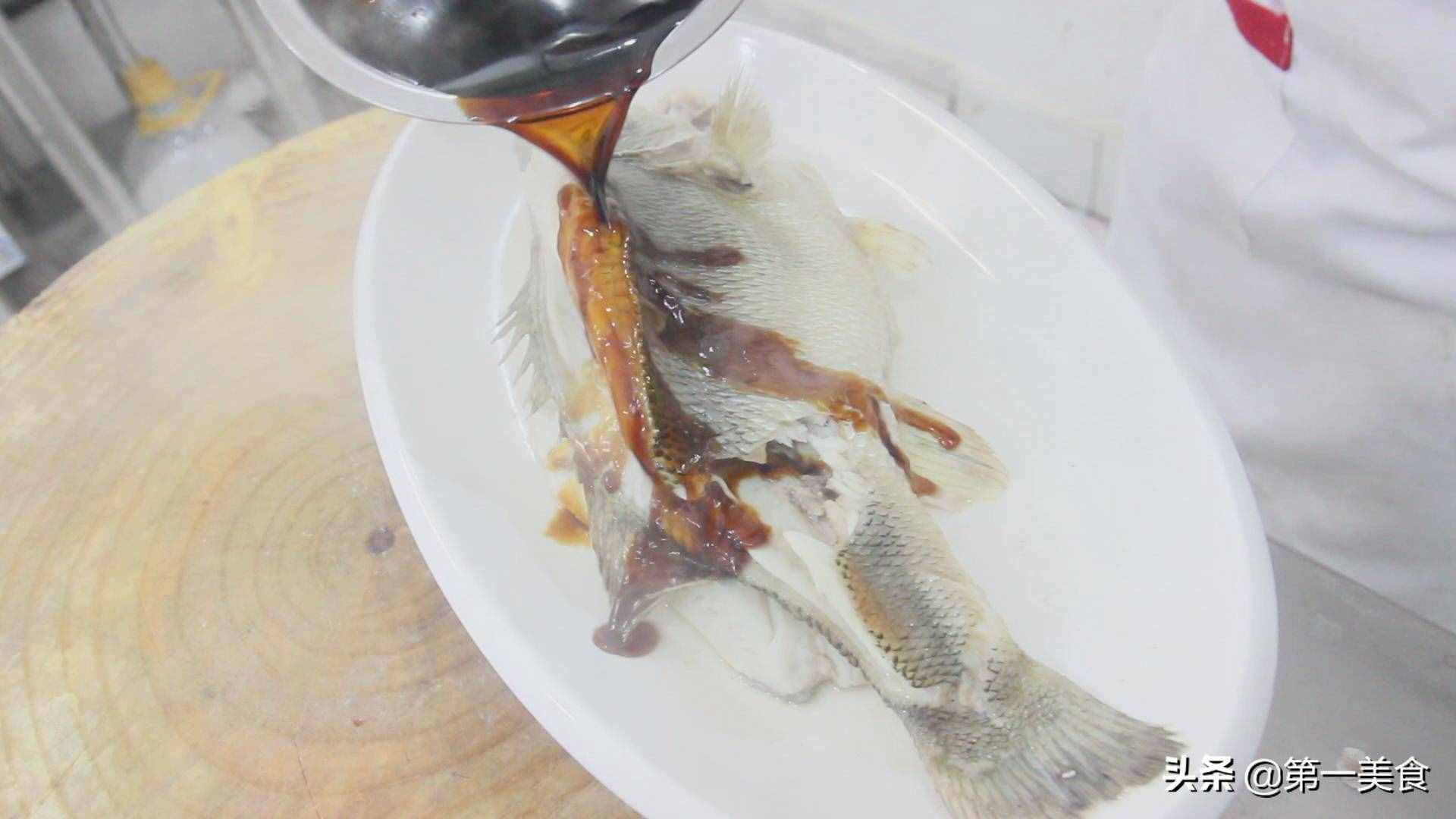清蒸鱸魚的正宗做法，清淡無油，魚肉鮮嫩，營養(yǎng)豐富