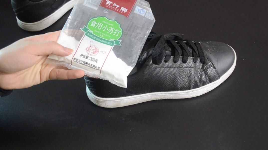把它撒在鞋子里，無(wú)論多臭的鞋，幾分鐘去除臭味，穿一天沒臭味