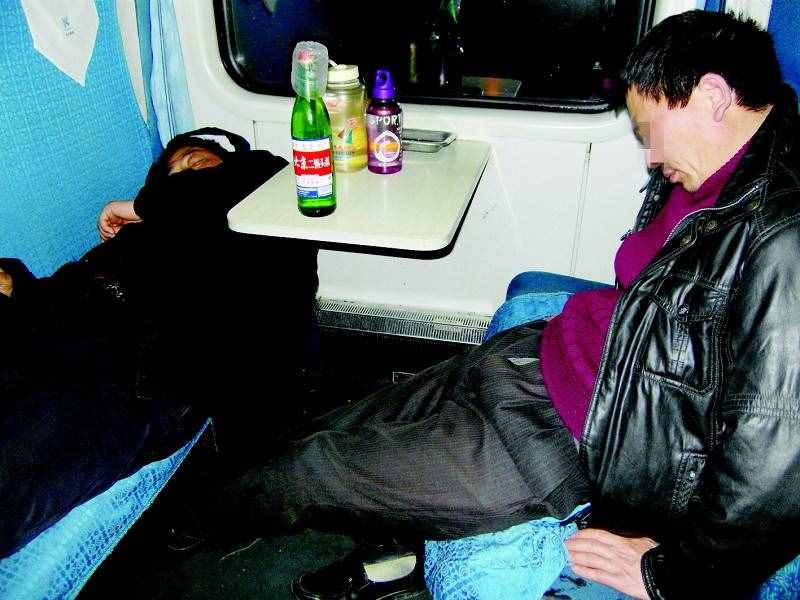坐火車旅行，能帶多少白酒上火車呢？火車上可以喝酒吃肉嗎？