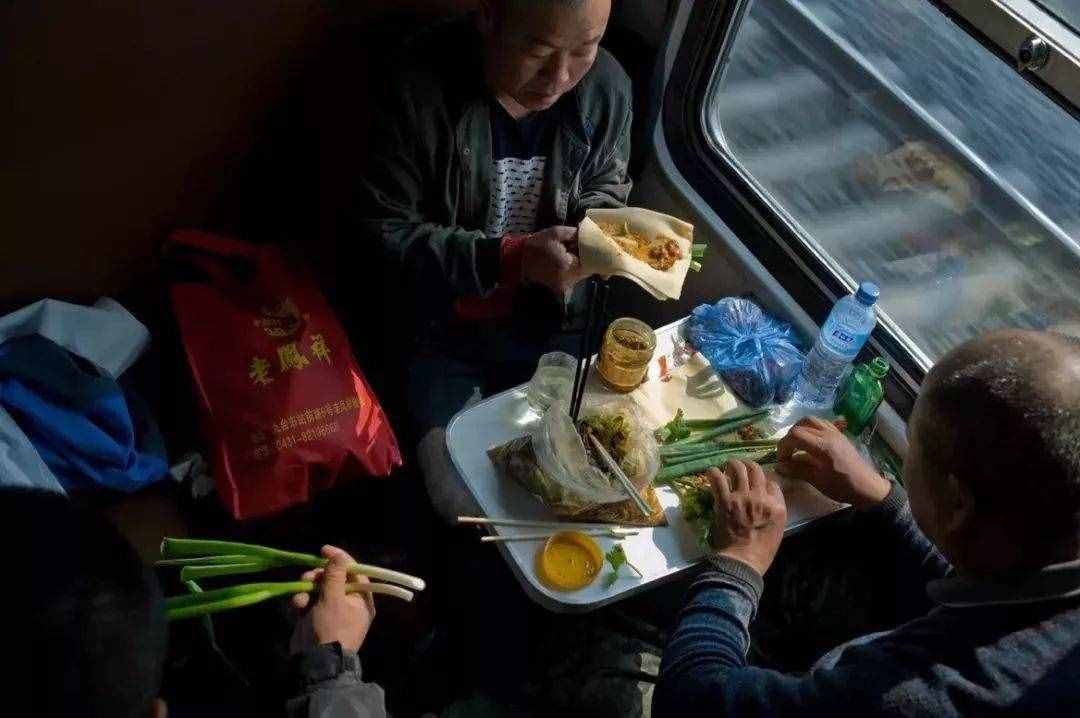 坐火車旅行，能帶多少白酒上火車呢？火車上可以喝酒吃肉嗎？