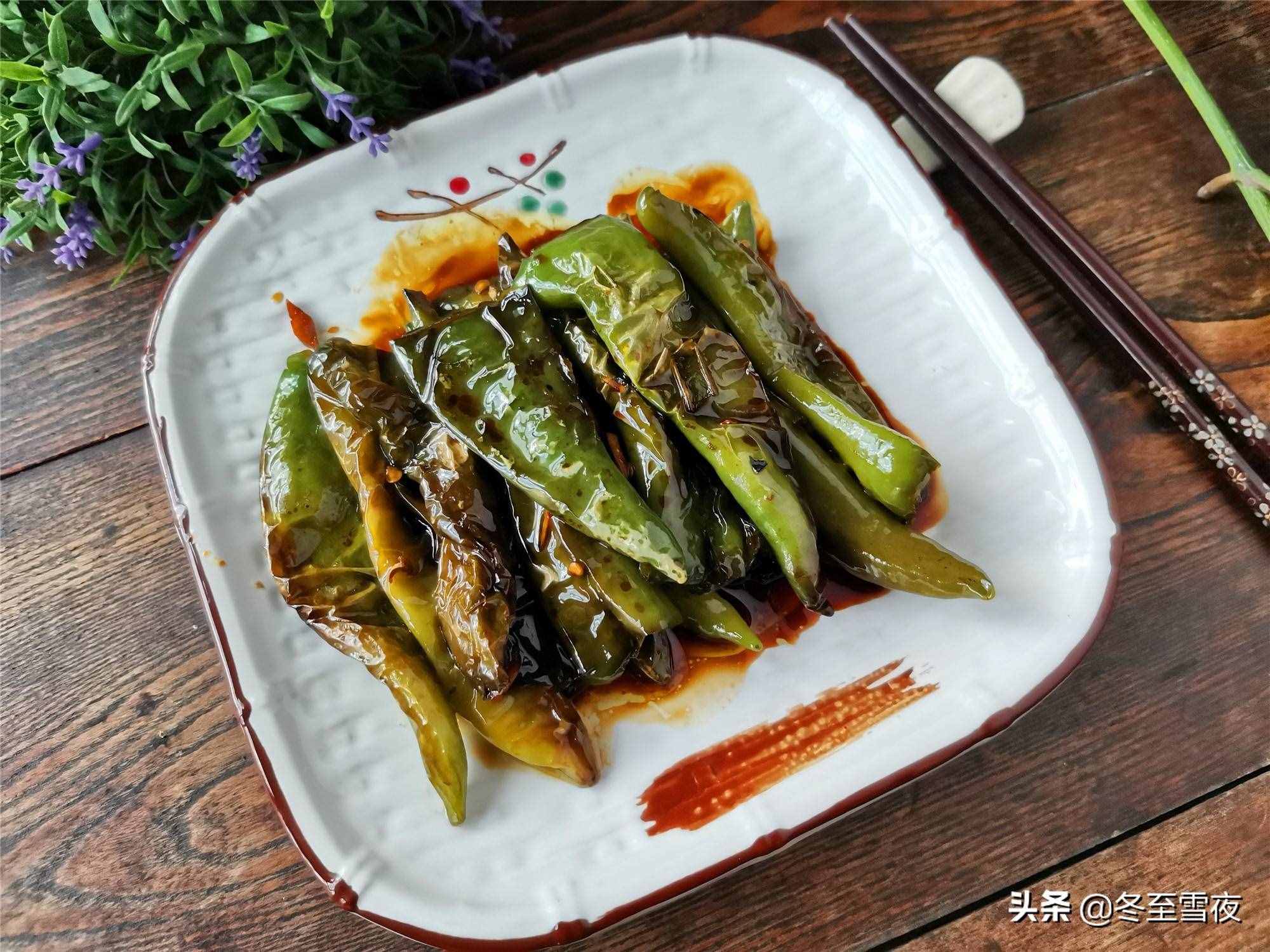 家常油燜尖椒的做法，不用過油，香辣入味，開胃下飯，比炒的好吃