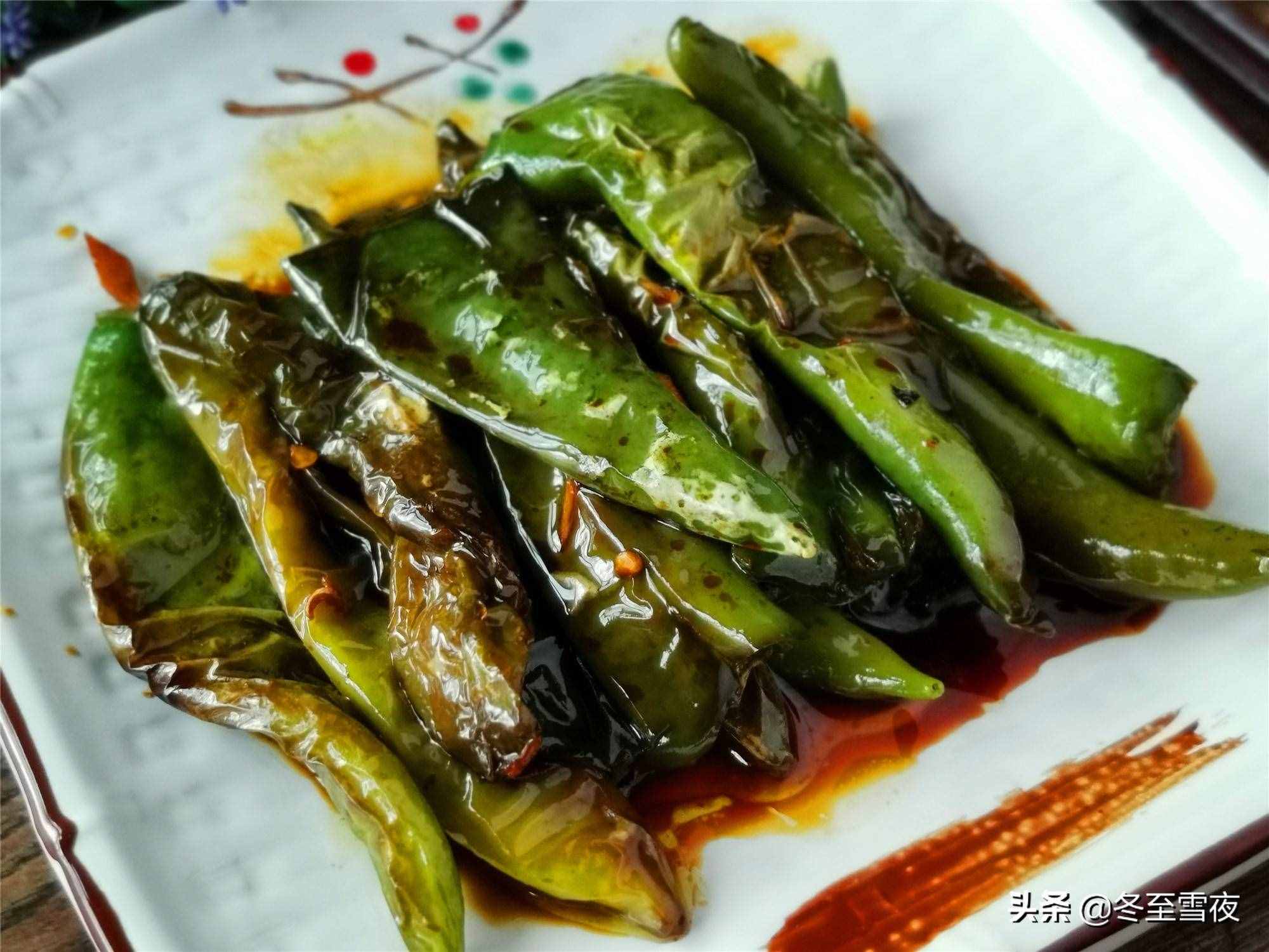 家常油燜尖椒的做法，不用過油，香辣入味，開胃下飯，比炒的好吃