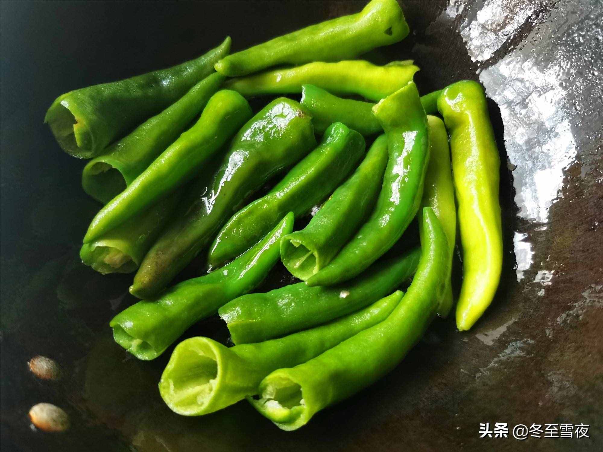 家常油燜尖椒的做法，不用過油，香辣入味，開胃下飯，比炒的好吃