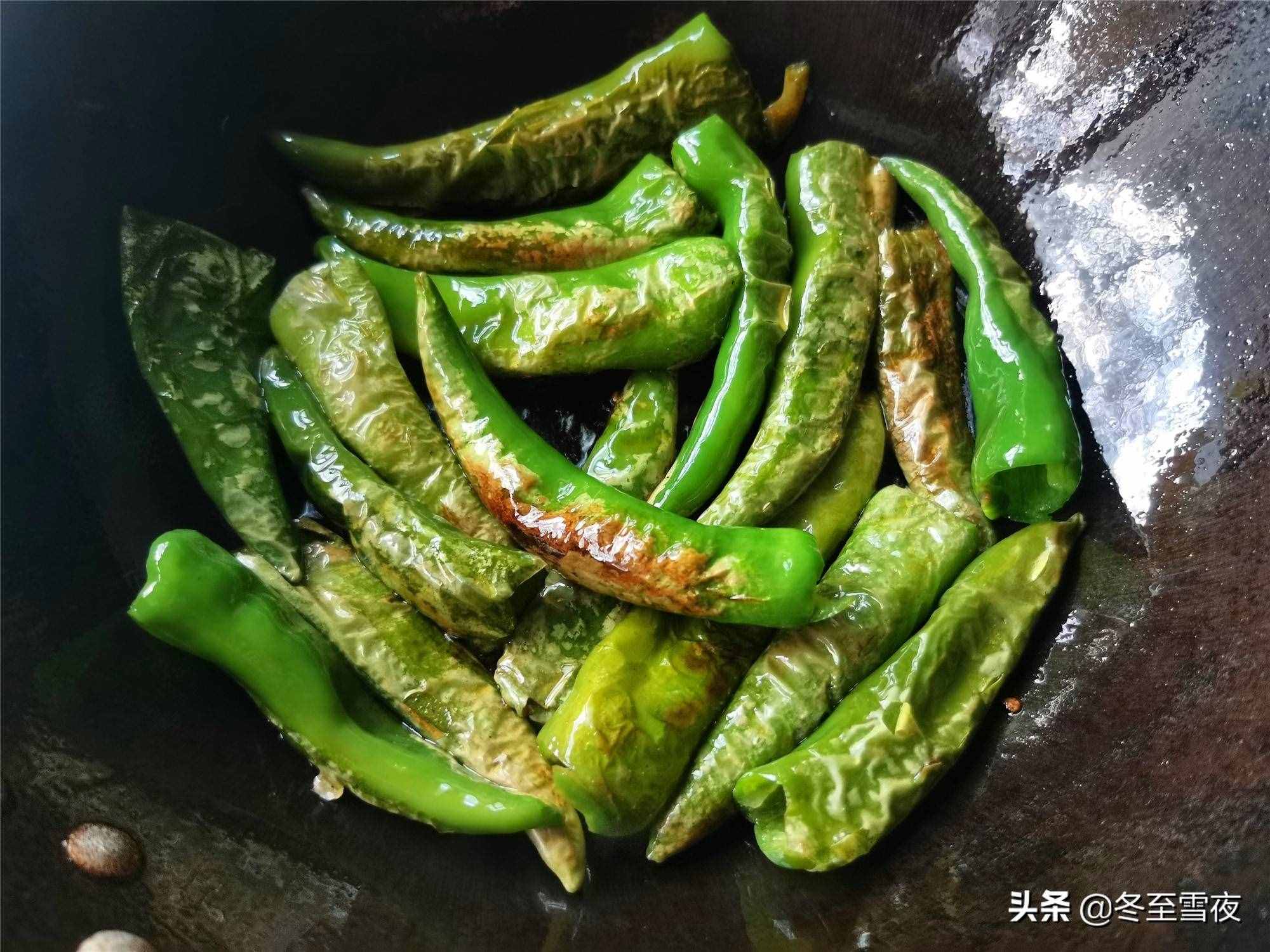 家常油燜尖椒的做法，不用過油，香辣入味，開胃下飯，比炒的好吃