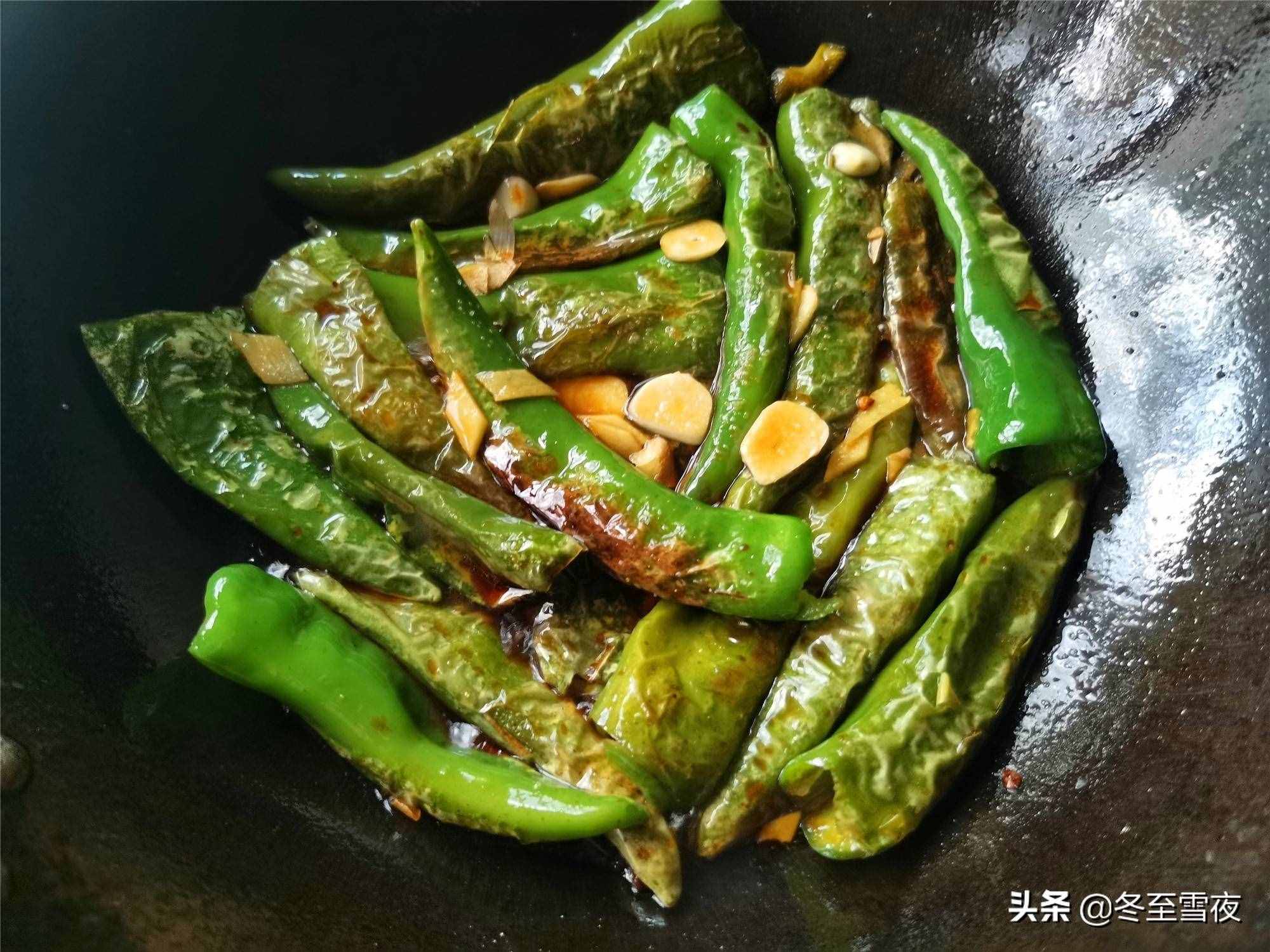 家常油燜尖椒的做法，不用過油，香辣入味，開胃下飯，比炒的好吃