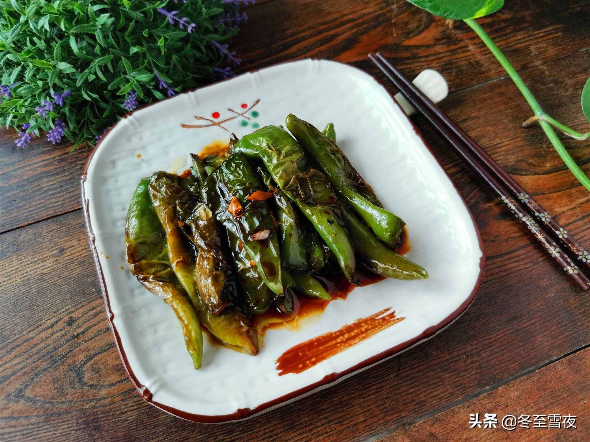 家常油燜尖椒的做法，不用過油，香辣入味，開胃下飯，比炒的好吃