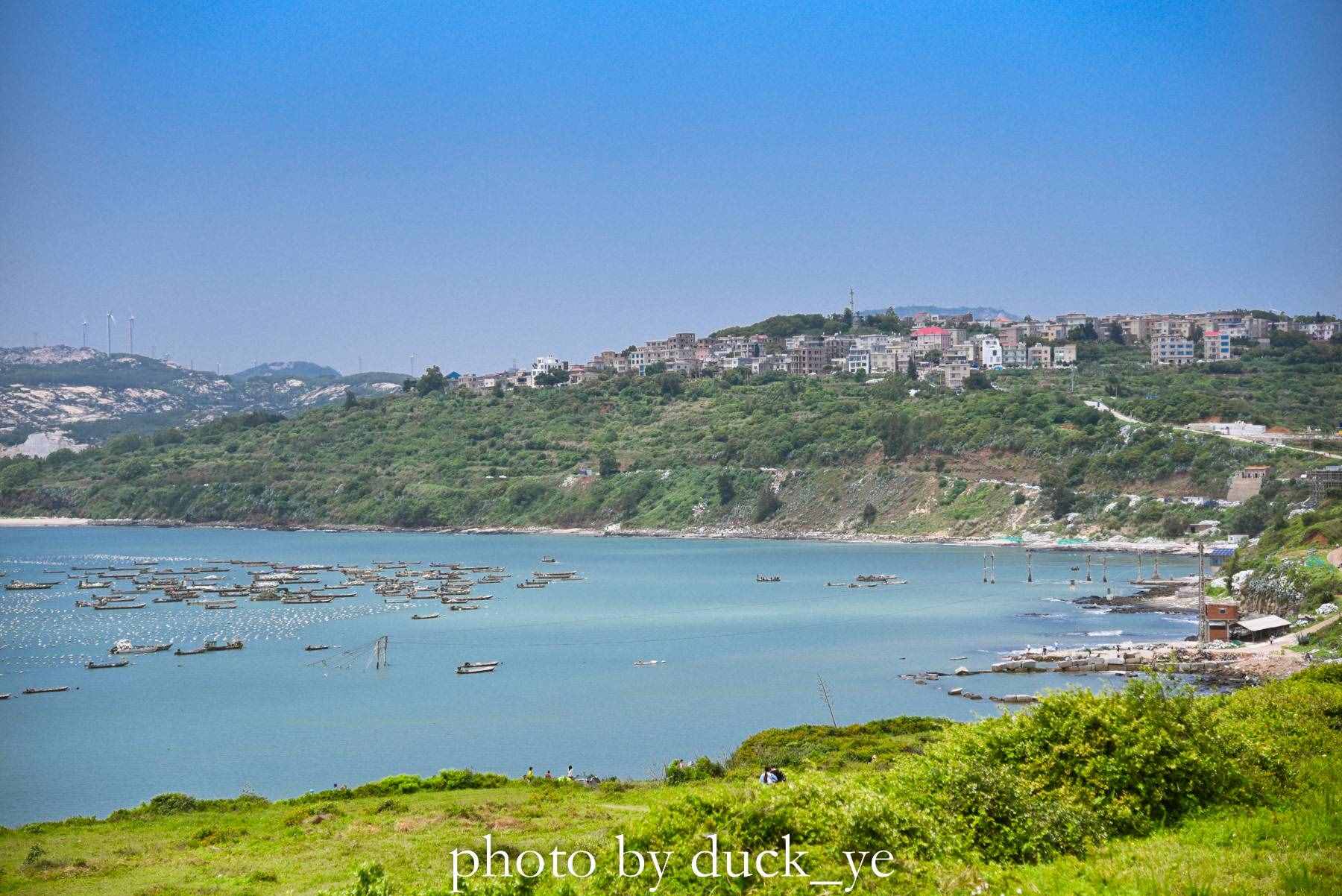 福建漳州有個(gè)“小墾丁”，燈塔、草地、無敵海景，美得不像話