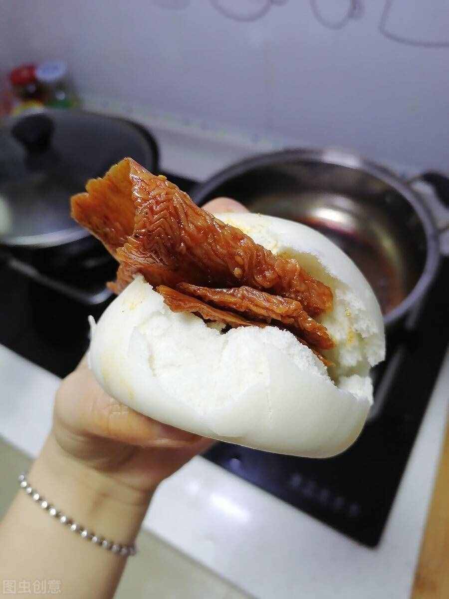 蒸饅頭，只加酵母就錯(cuò)了，牢記這3個(gè)技巧，饅頭蓬松暄軟不塌陷