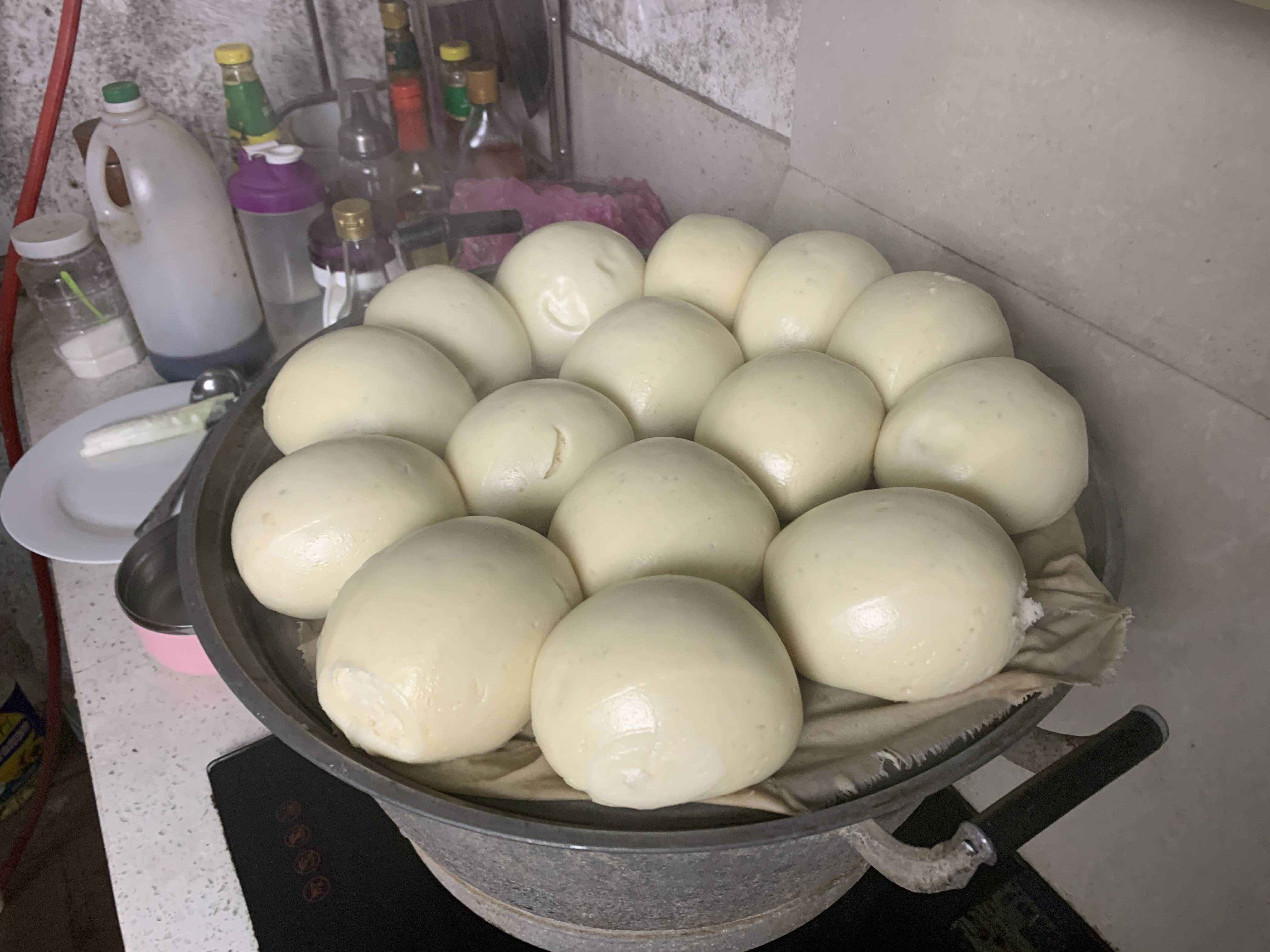 蒸饅頭，只加酵母就錯(cuò)了，牢記這3個(gè)技巧，饅頭蓬松暄軟不塌陷