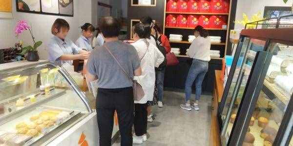 杭州知名蛋糕店，今天重新開(kāi)業(yè)！現(xiàn)場(chǎng)太火爆了……
