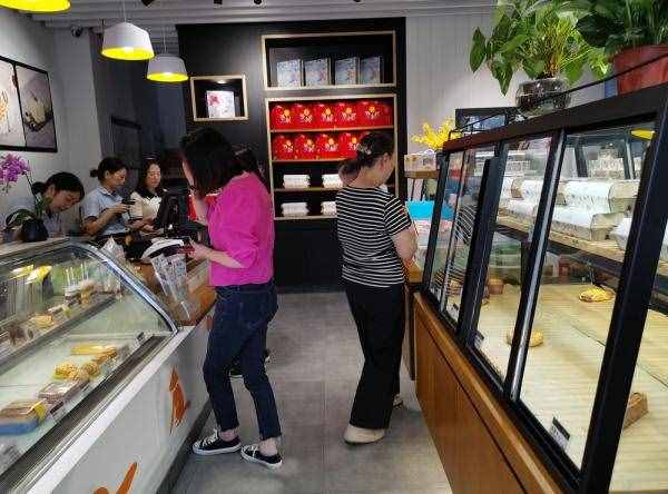 杭州知名蛋糕店，今天重新開(kāi)業(yè)！現(xiàn)場(chǎng)太火爆了……