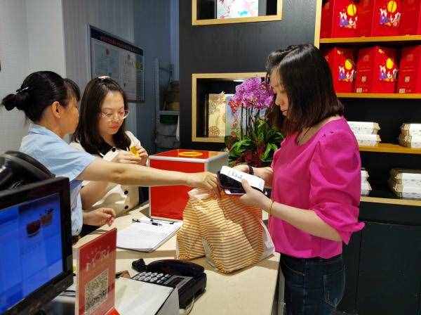 杭州知名蛋糕店，今天重新開(kāi)業(yè)！現(xiàn)場(chǎng)太火爆了……