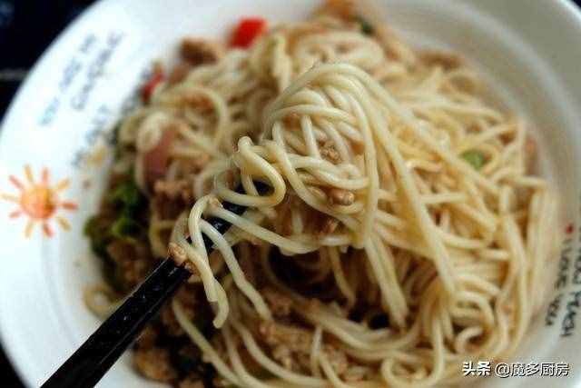 夏天常做的拌面，有肉有菜還有芝麻醬，做法簡單味道好，全家都愛