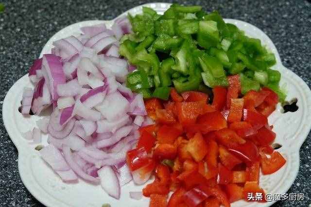 夏天常做的拌面，有肉有菜還有芝麻醬，做法簡單味道好，全家都愛
