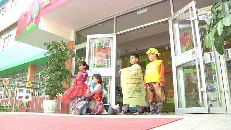 超可愛！幼兒園上演環(huán)?！皶r裝秀”老師：衣服都是孩子親手做的