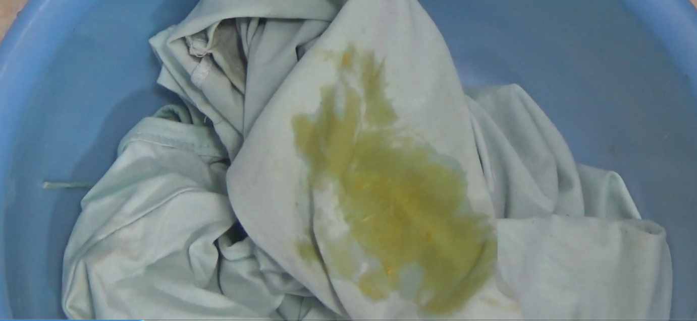 芒果汁沾到衣服上很難清洗掉，用這兩種方法，輕松幫你去除果漬