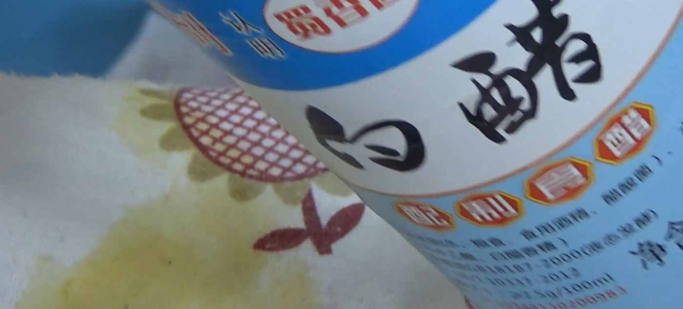 芒果汁沾到衣服上很難清洗掉，用這兩種方法，輕松幫你去除果漬