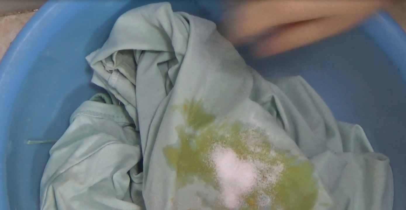 芒果汁沾到衣服上很難清洗掉，用這兩種方法，輕松幫你去除果漬