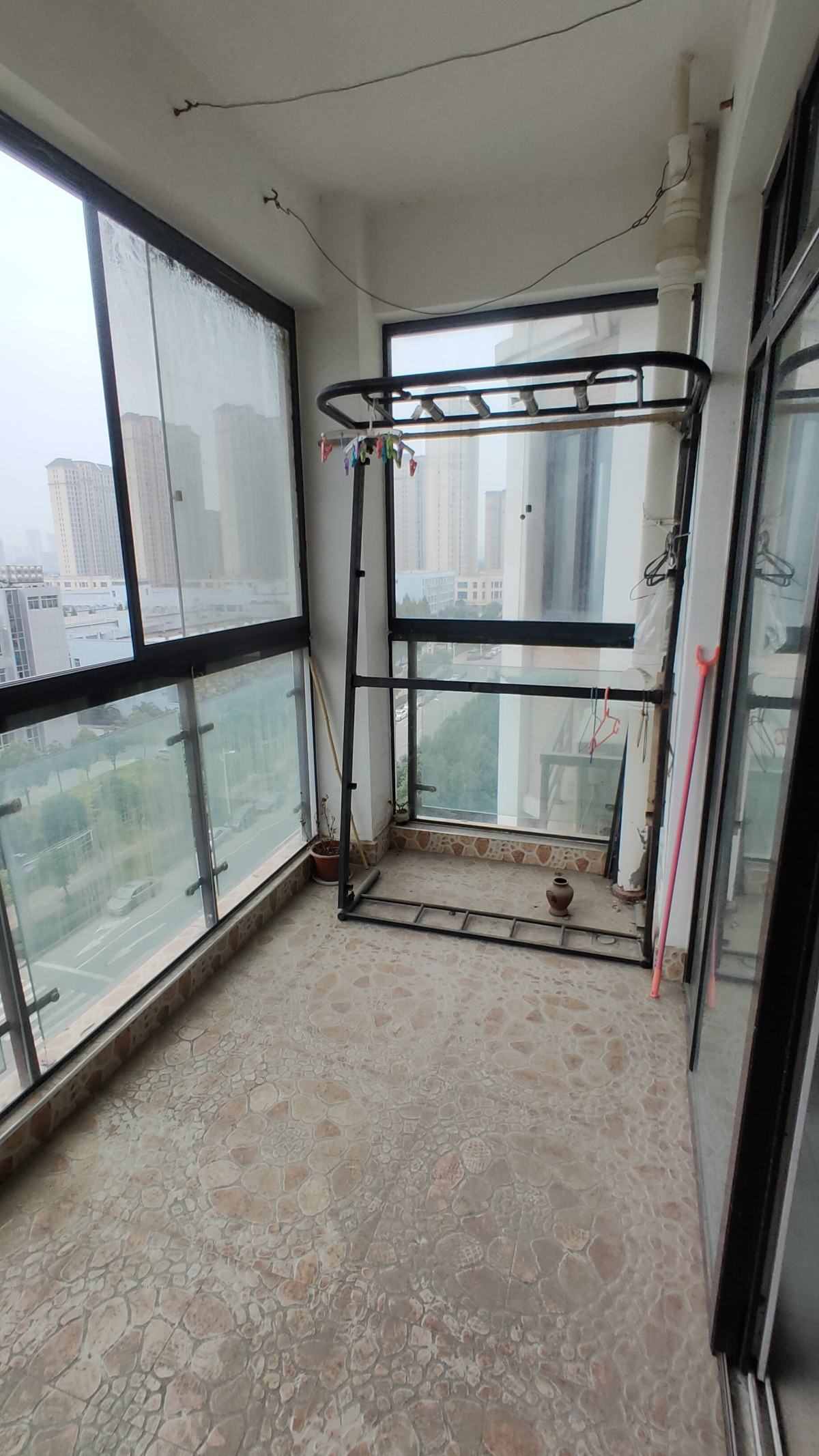 4個(gè)擦玻璃的小妙招，只要記住一個(gè)，玻璃就能光亮如新