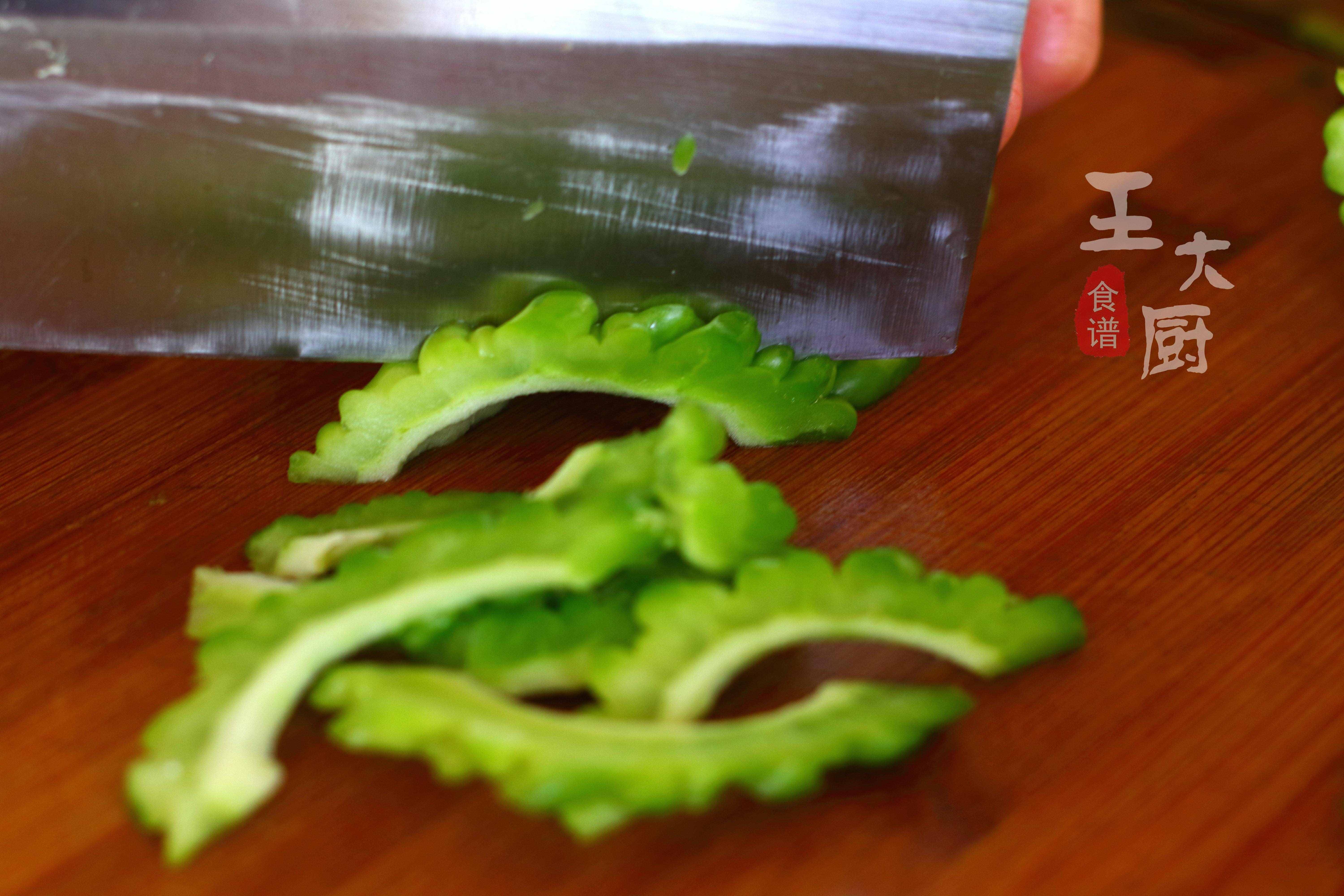 苦瓜炒蛋這樣做，苦瓜不苦蛋很鮮，清熱又解毒，美味還健康