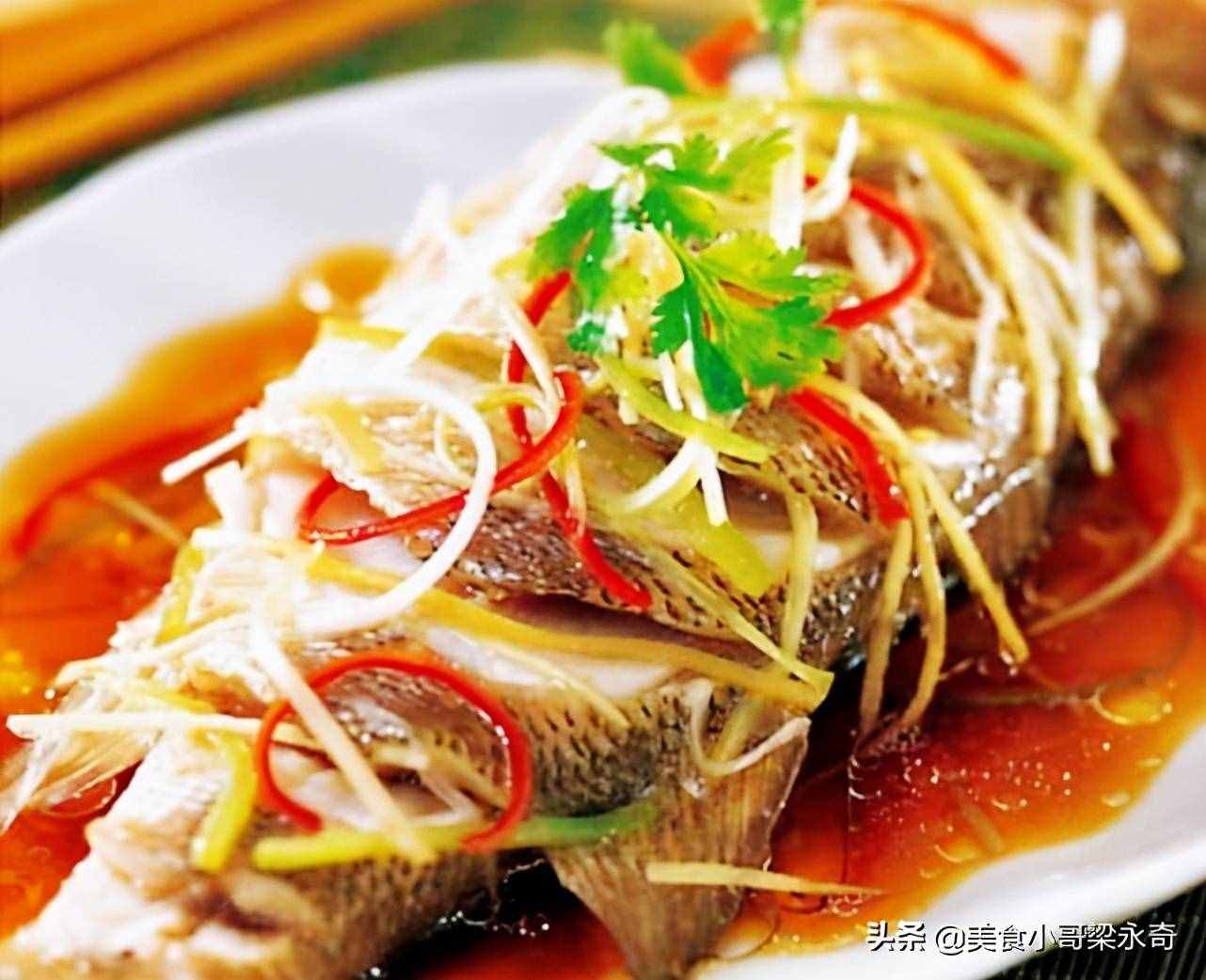做清蒸魚，放鹽放料酒就錯了，大廚教你正確方法，魚肉鮮嫩還不腥