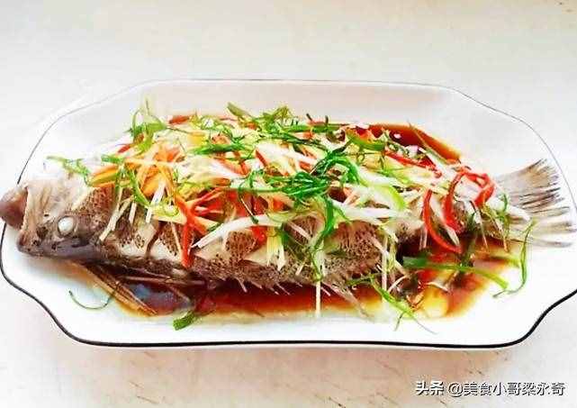 做清蒸魚，放鹽放料酒就錯了，大廚教你正確方法，魚肉鮮嫩還不腥