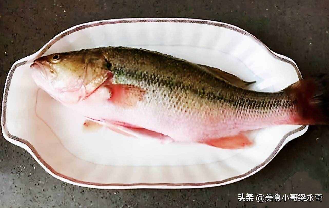 做清蒸魚，放鹽放料酒就錯了，大廚教你正確方法，魚肉鮮嫩還不腥