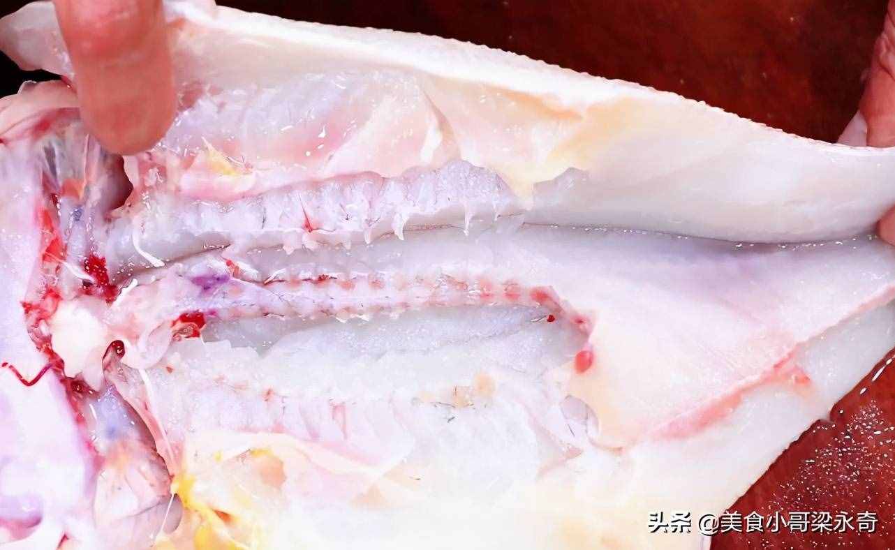 做清蒸魚，放鹽放料酒就錯了，大廚教你正確方法，魚肉鮮嫩還不腥