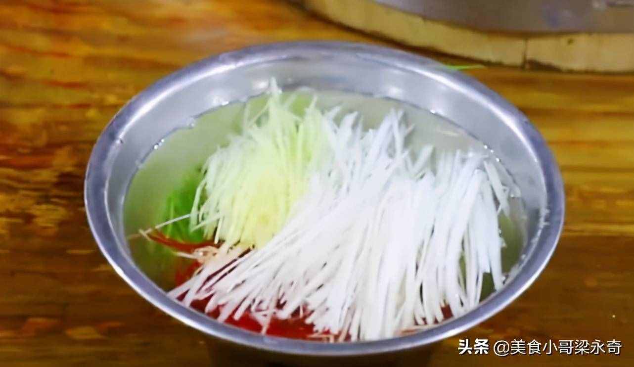 做清蒸魚，放鹽放料酒就錯了，大廚教你正確方法，魚肉鮮嫩還不腥
