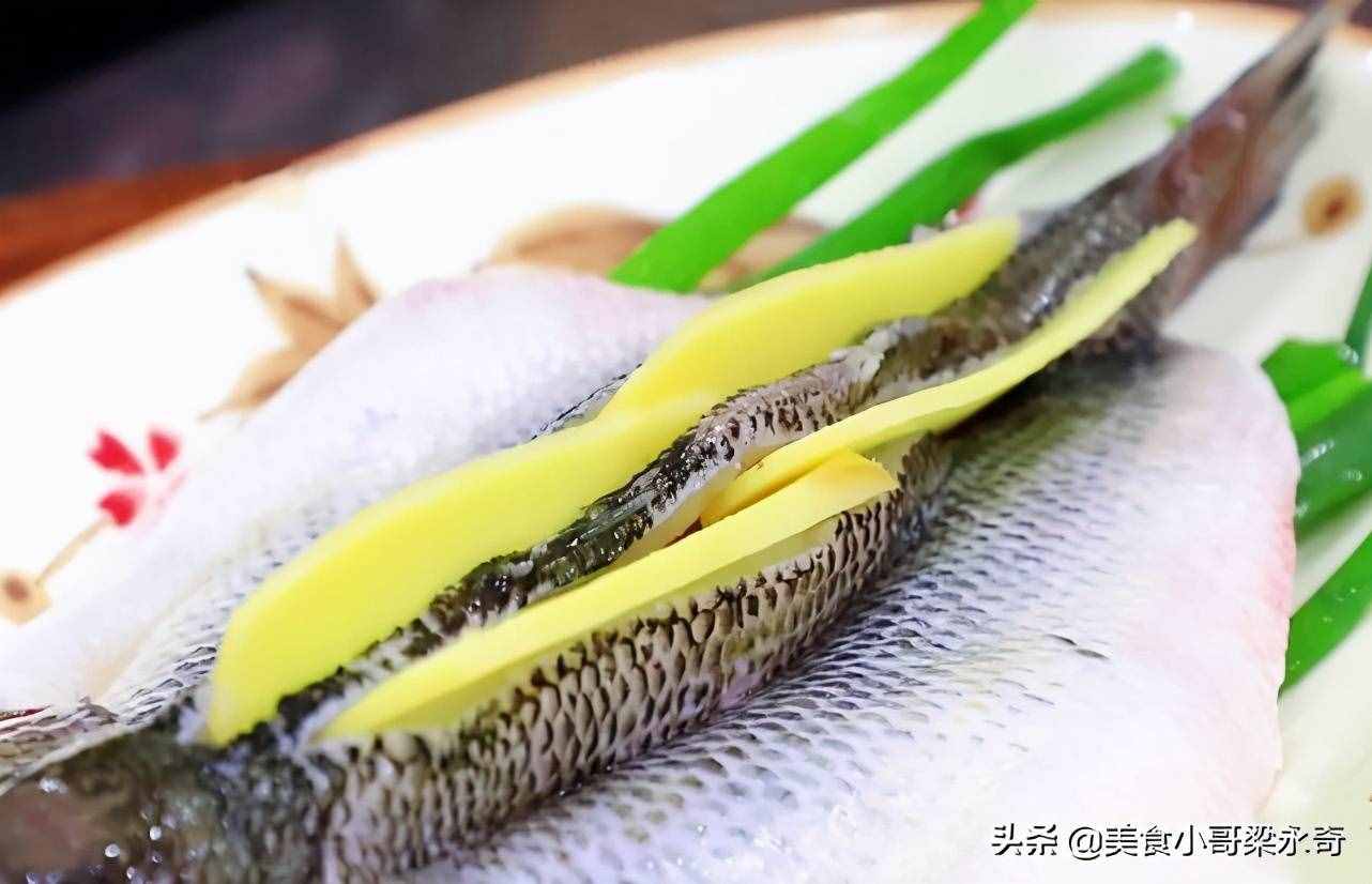做清蒸魚，放鹽放料酒就錯了，大廚教你正確方法，魚肉鮮嫩還不腥