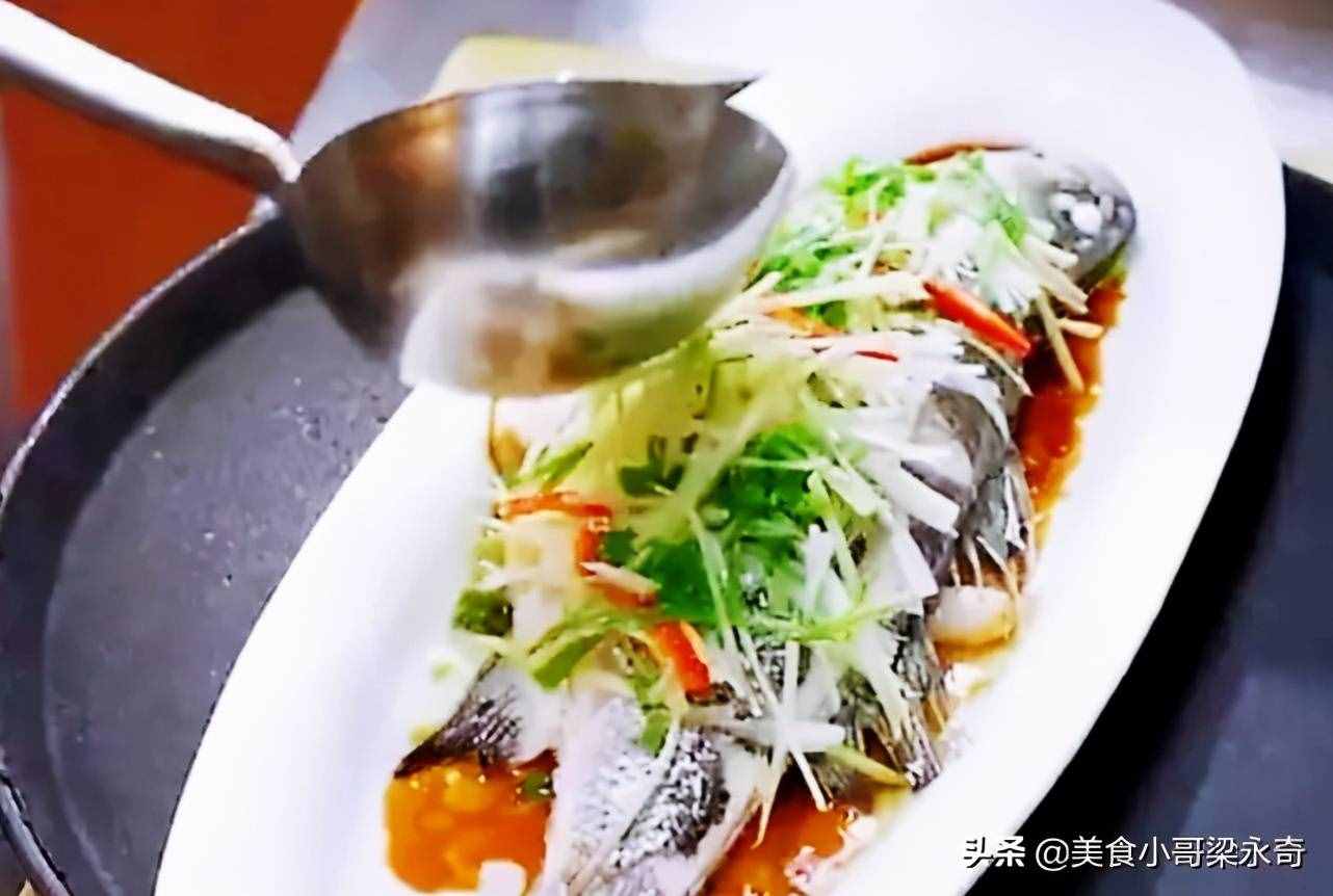 做清蒸魚，放鹽放料酒就錯了，大廚教你正確方法，魚肉鮮嫩還不腥