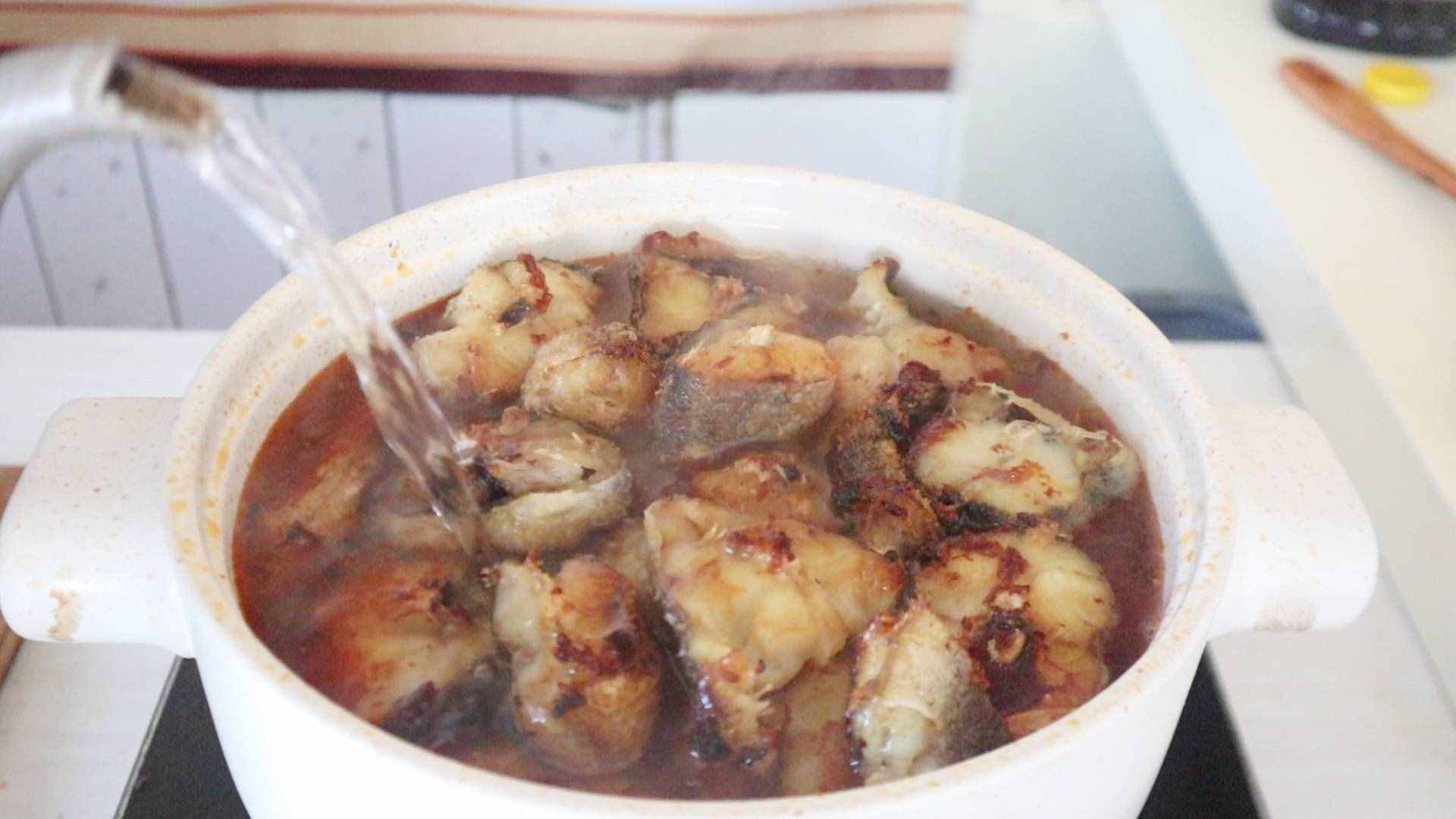 教你“鱈魚燉豆腐”家常做法，肉鮮嫩味不腥，比飯店做的還好吃