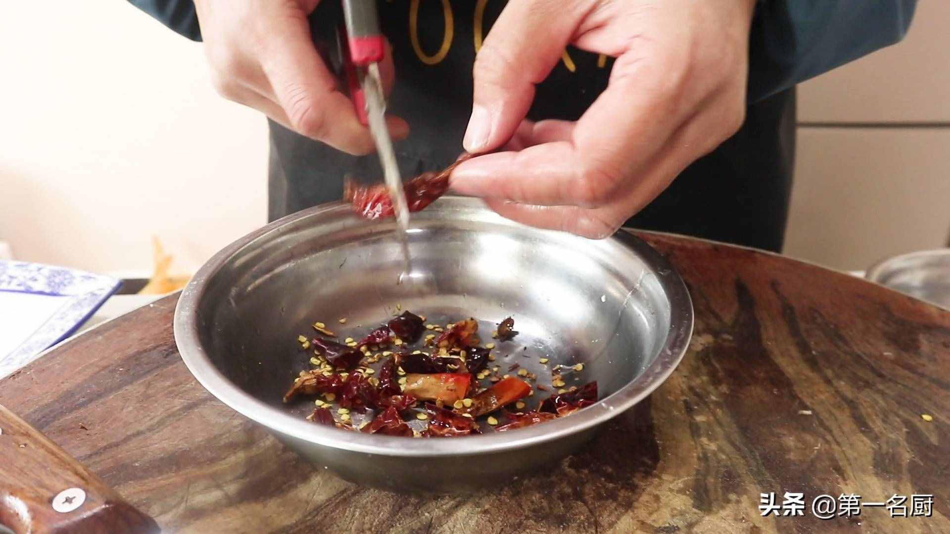 這才是酸辣大白菜的家常做法，口感爽脆又多汁，下酒下飯都不錯(cuò)