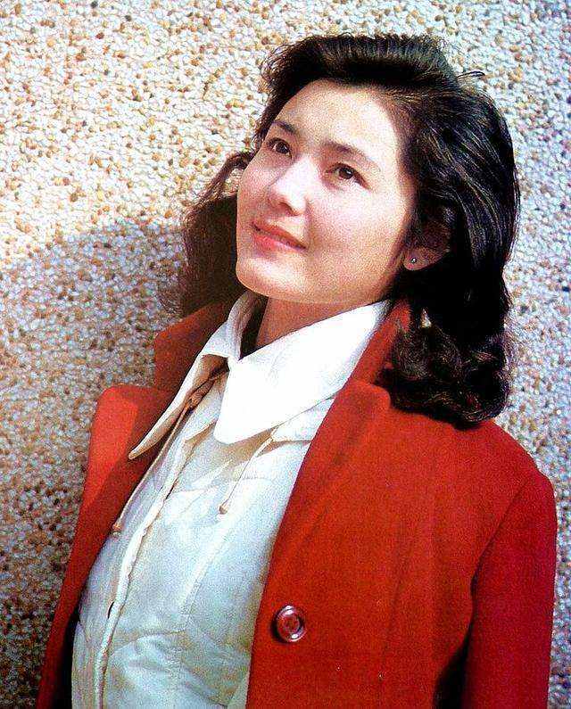 66歲姜黎黎：憑《紅牡丹》大火，曾身患腫瘤，今幸福得讓人眼紅