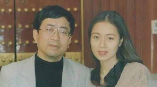和發(fā)妻離婚，3個(gè)月后娶小16歲的嬌妻，前妻的話(huà)讓余秋雨無(wú)地自容