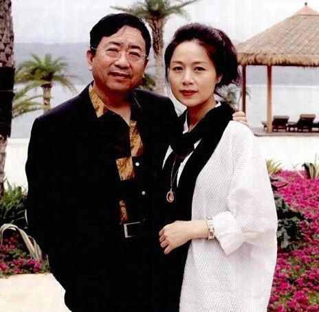 和發(fā)妻離婚，3個(gè)月后娶小16歲的嬌妻，前妻的話(huà)讓余秋雨無(wú)地自容
