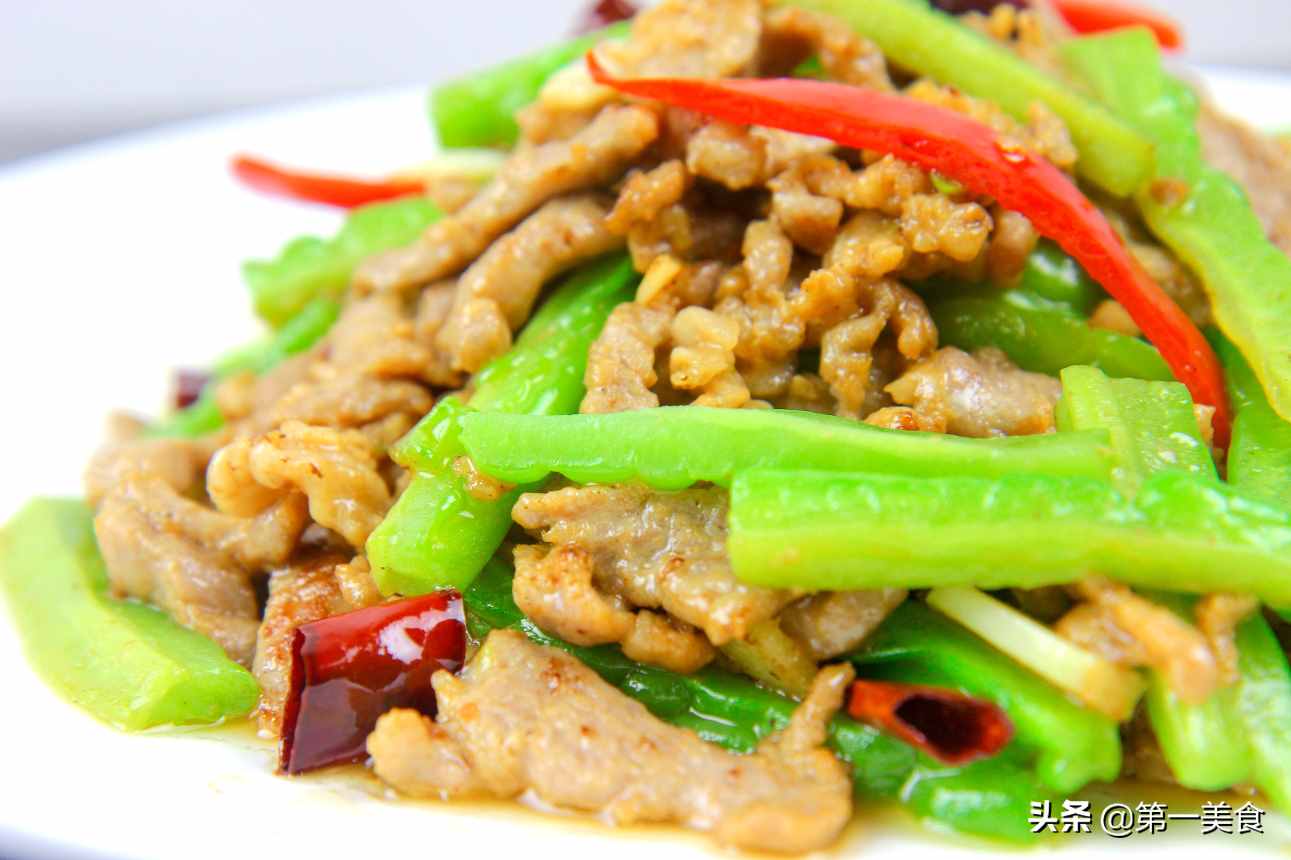 大廚訣竅，這樣炒苦瓜肉絲，苦瓜不苦肉絲不柴，色澤翠綠很開(kāi)胃