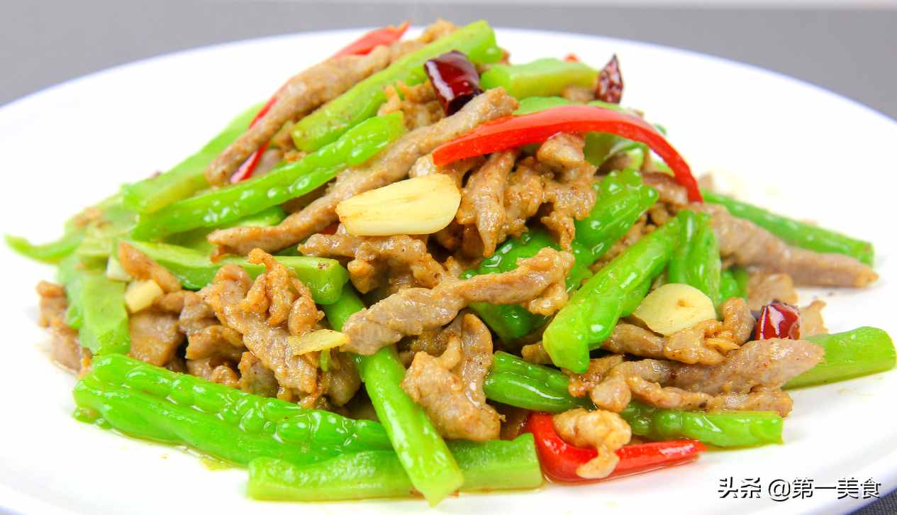 大廚訣竅，這樣炒苦瓜肉絲，苦瓜不苦肉絲不柴，色澤翠綠很開(kāi)胃