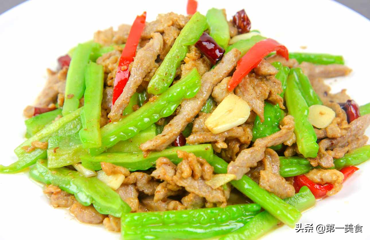 大廚訣竅，這樣炒苦瓜肉絲，苦瓜不苦肉絲不柴，色澤翠綠很開(kāi)胃