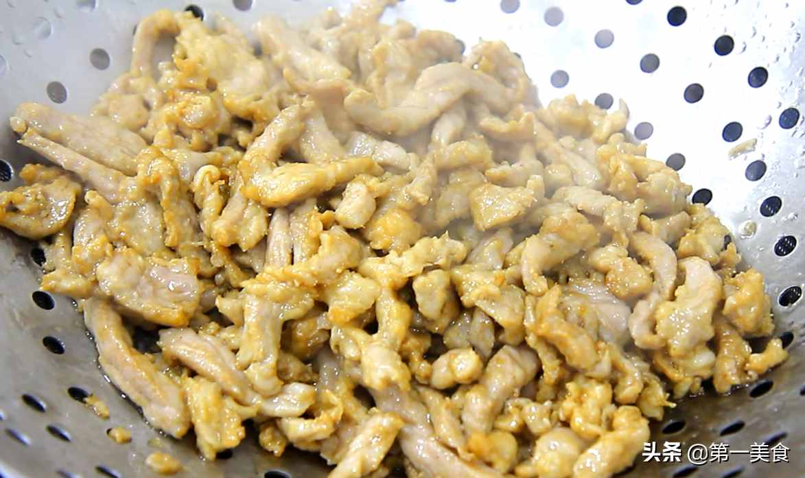 大廚訣竅，這樣炒苦瓜肉絲，苦瓜不苦肉絲不柴，色澤翠綠很開(kāi)胃