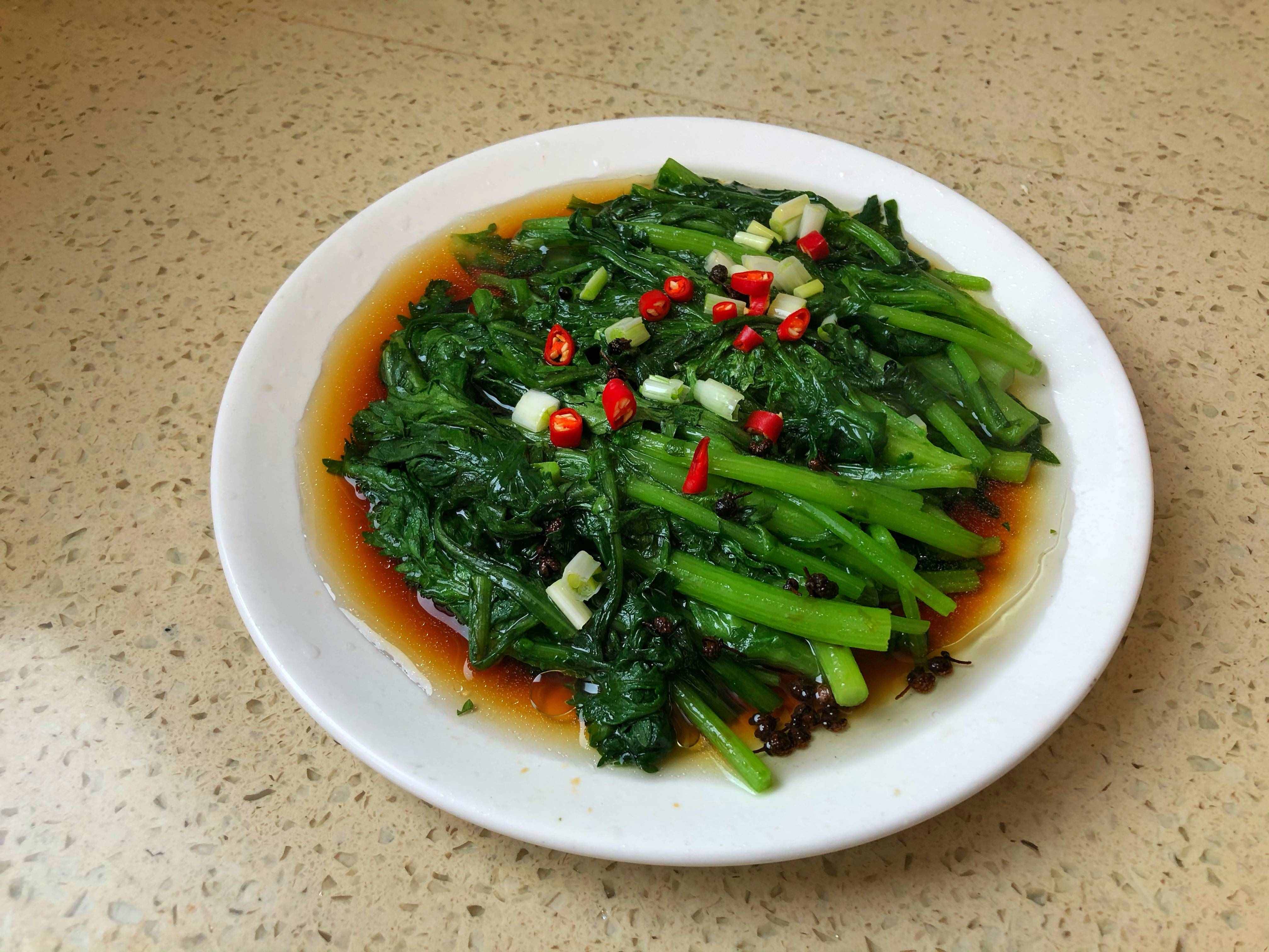 爸爸拿手的茼蒿做法，5分鐘做1盤，脆嫩清甜，家人搶著吃