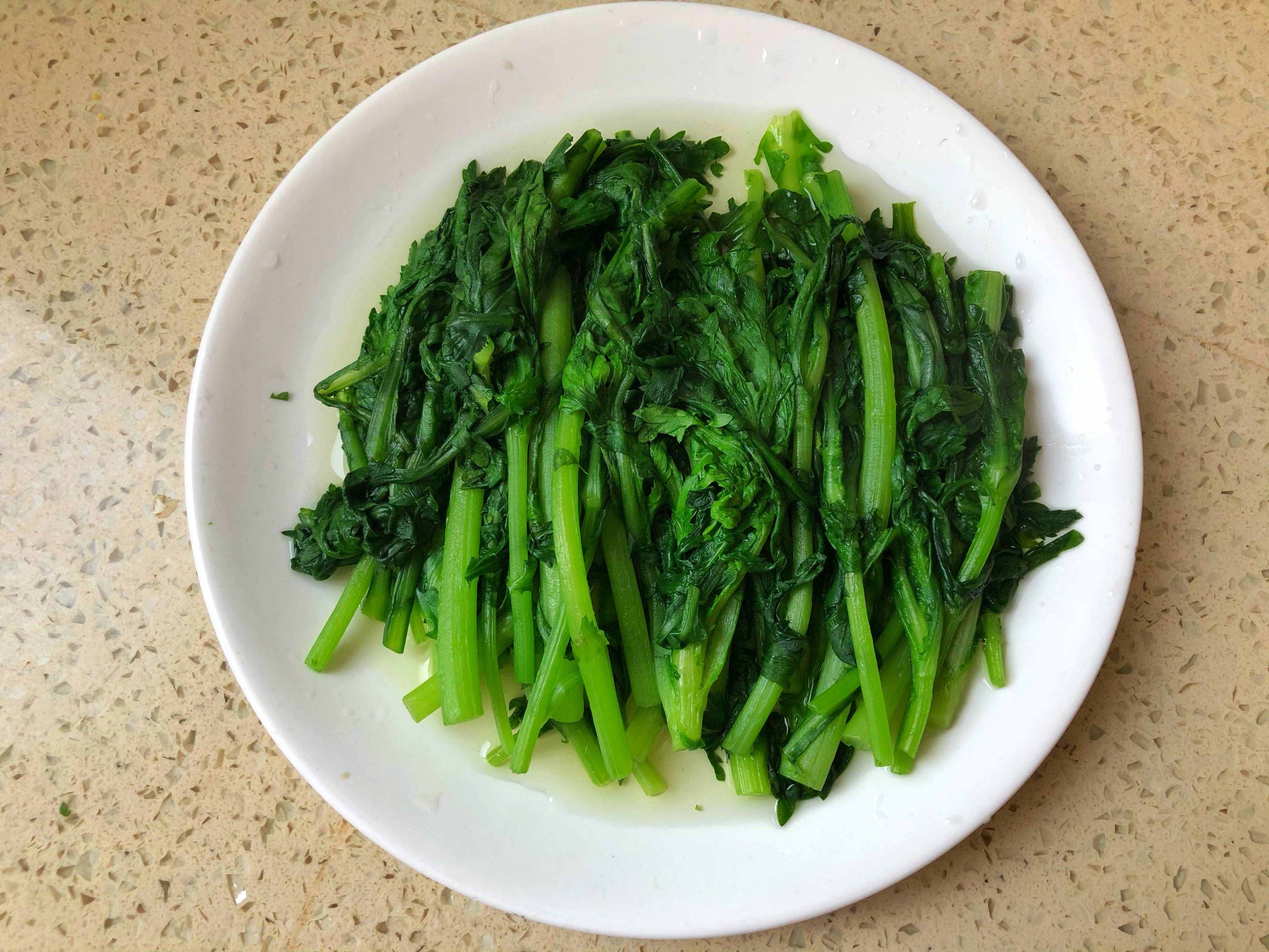 爸爸拿手的茼蒿做法，5分鐘做1盤，脆嫩清甜，家人搶著吃