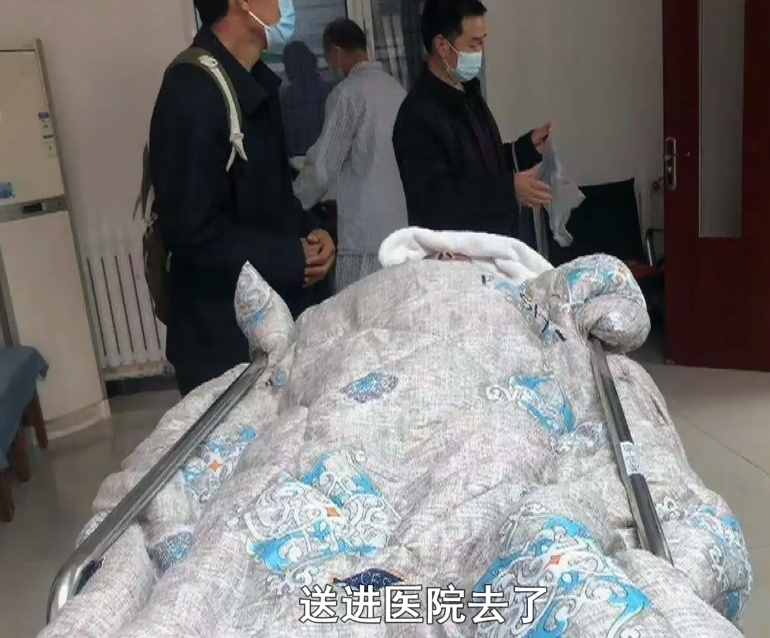 工友請(qǐng)喝酒，28歲男子酒后雙目失明：酒是撿的，請(qǐng)客的人自己沒(méi)喝
