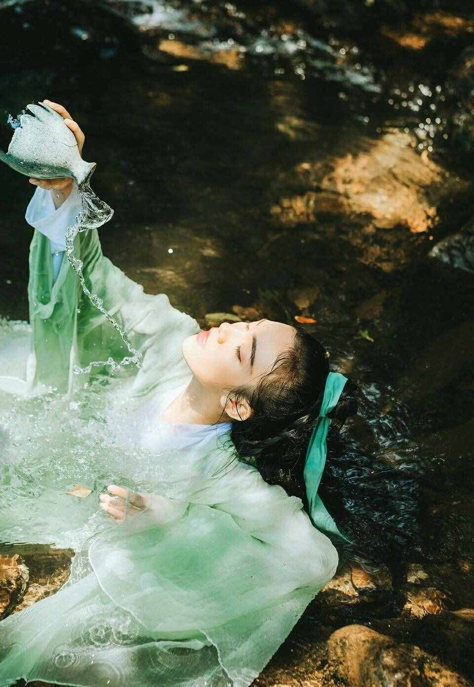 “今朝有酒今朝醉”的下一句是什么？整詩全白話，頹廢成千古絕唱