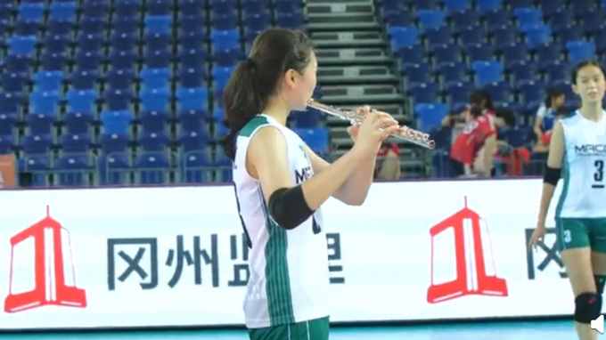 澳門女排青年隊(duì)小將用長(zhǎng)笛吹奏國(guó)歌，網(wǎng)友：這個(gè)聲音聽著就讓人驕傲