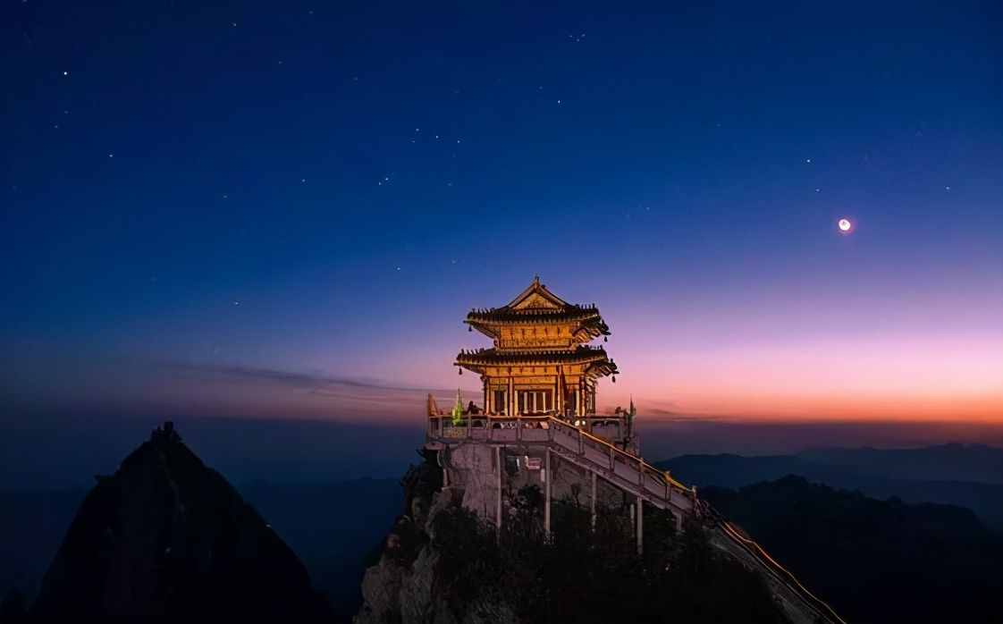 李白的這首詩(shī)只有短短28字，卻把思鄉(xiāng)之情寫得深入人心，千古傳誦