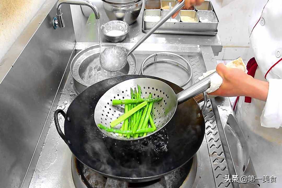 這才是蘆筍最正確做法，色香味全、營(yíng)養(yǎng)不流失，全家老小都夸好吃