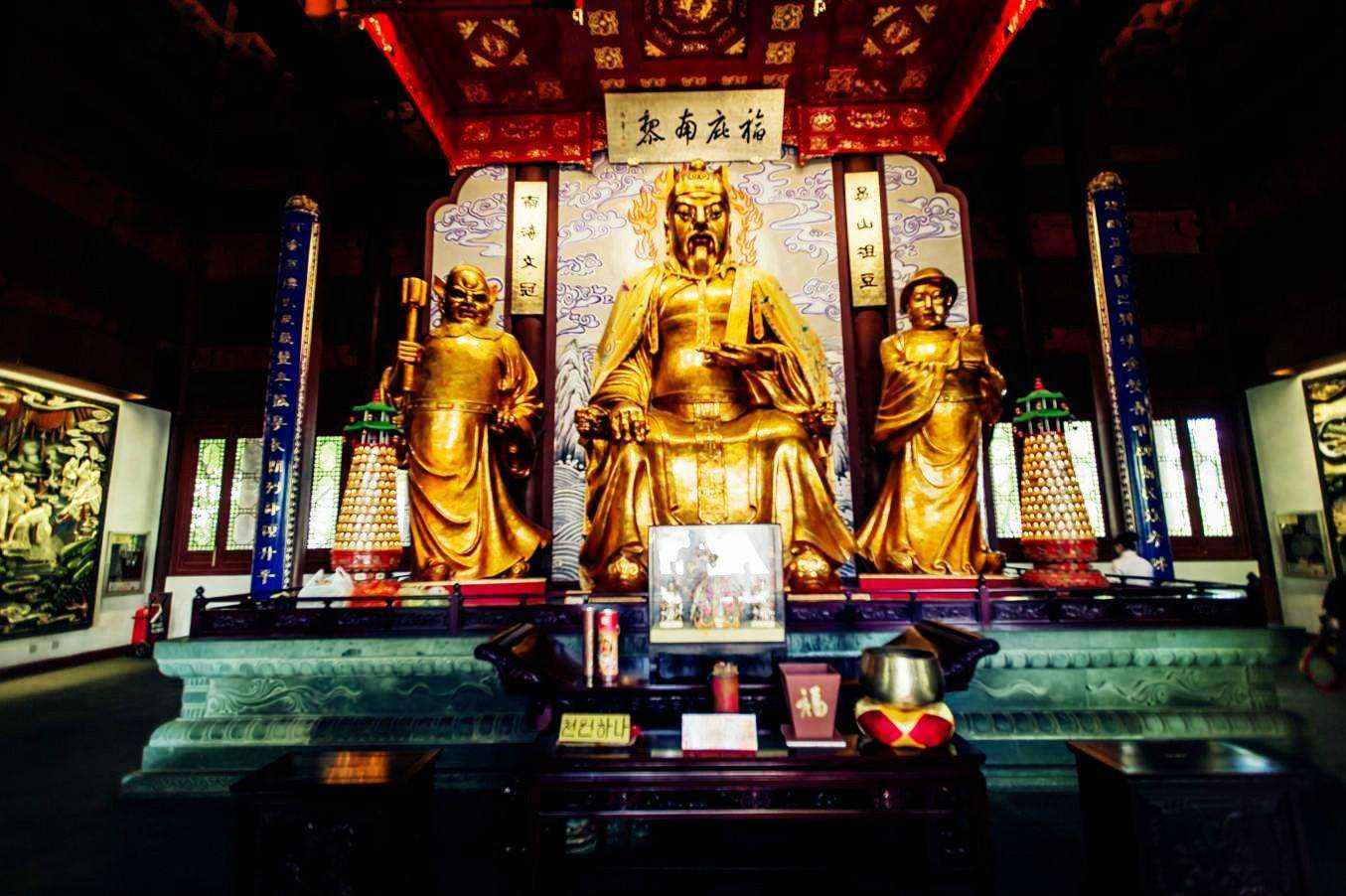 幾乎每個(gè)城市都有城隍廟，那么城隍爺?shù)降资钦l？為何人們要拜他？