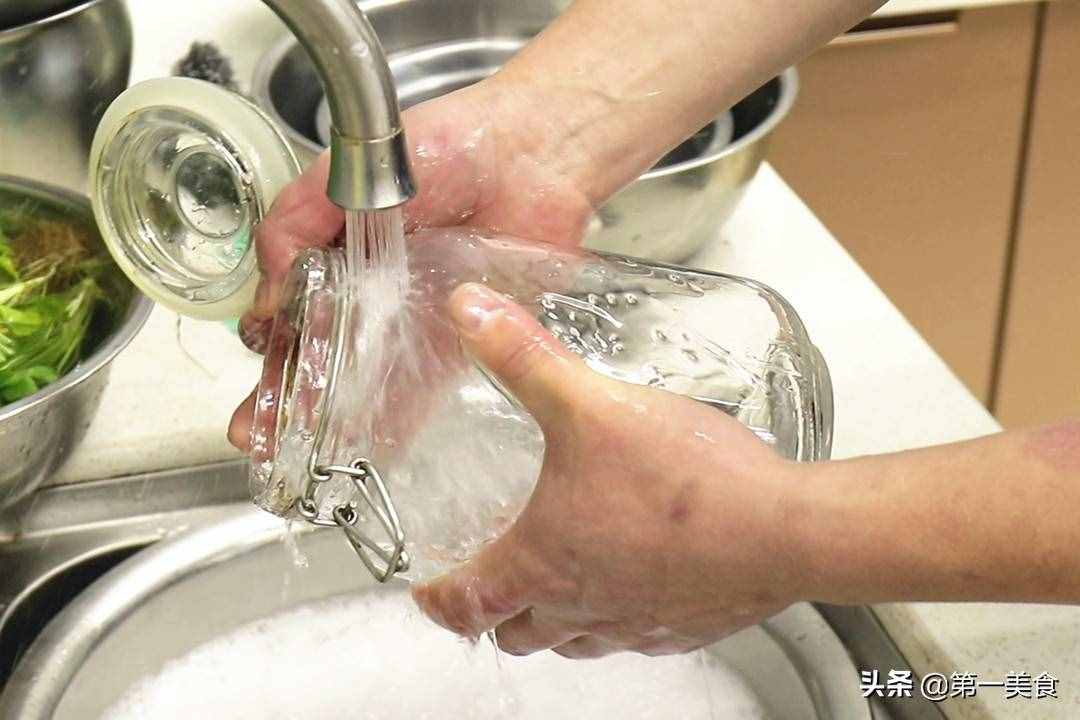 腌臘八蒜、只放醋是不夠的！用廚師長的做法、2天就變綠