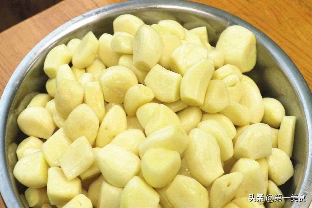 腌臘八蒜、只放醋是不夠的！用廚師長的做法、2天就變綠
